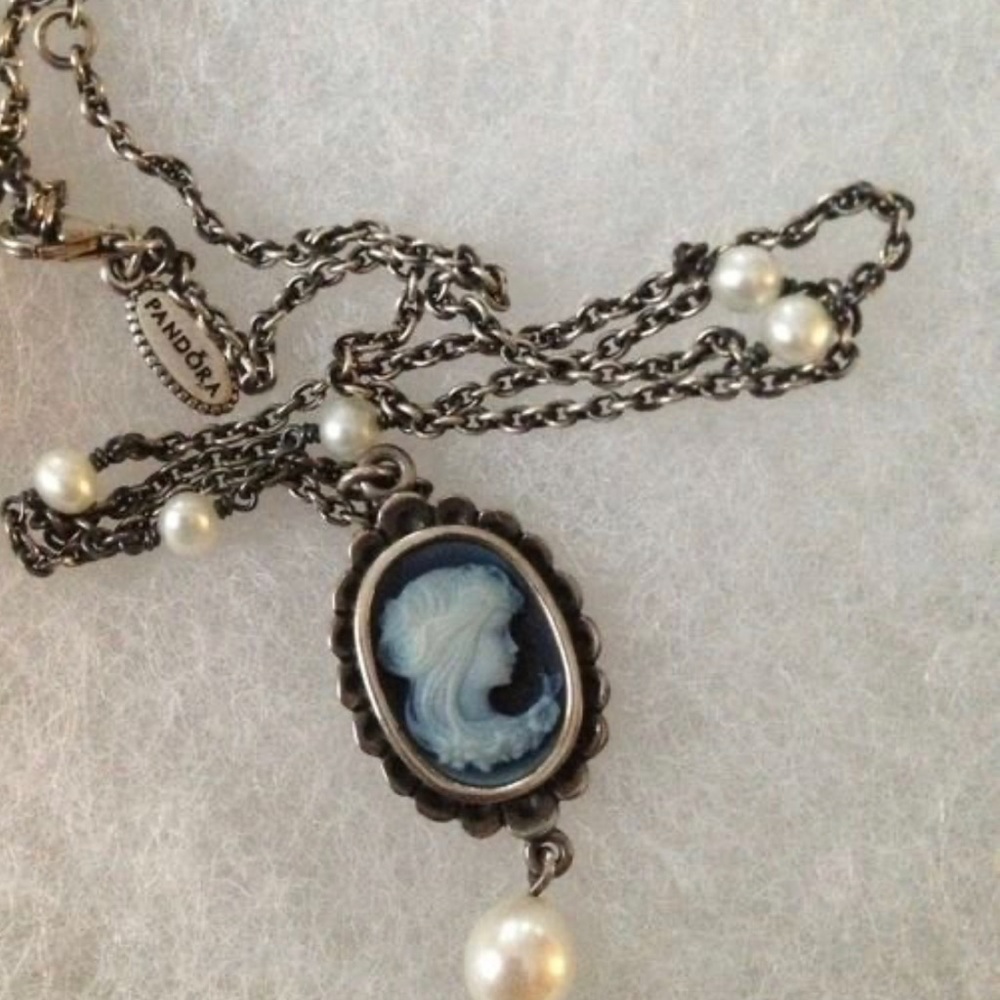 Pandora Cameo white pearl Necklace Extremely Rare Retired